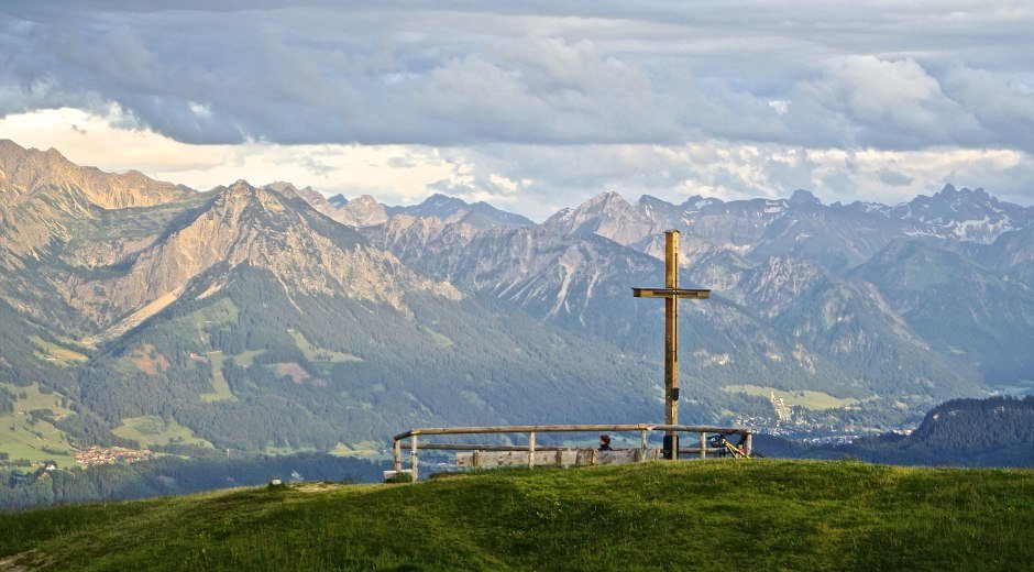 Ofterschwanger Horn Gipfelkreuz mit Blick auf den Allgäuer Hauptkamm © Tourismus Hörnerdörfer, M. Redecker