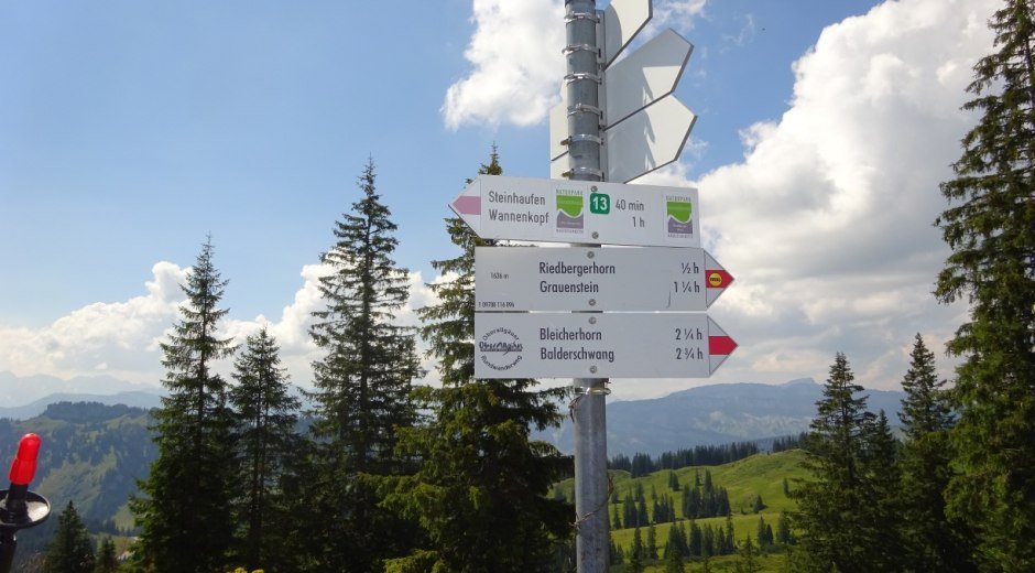 Wegweiser Richtung Wannenkopf © Tourismus Hörnerdörfer, S. Salzberger