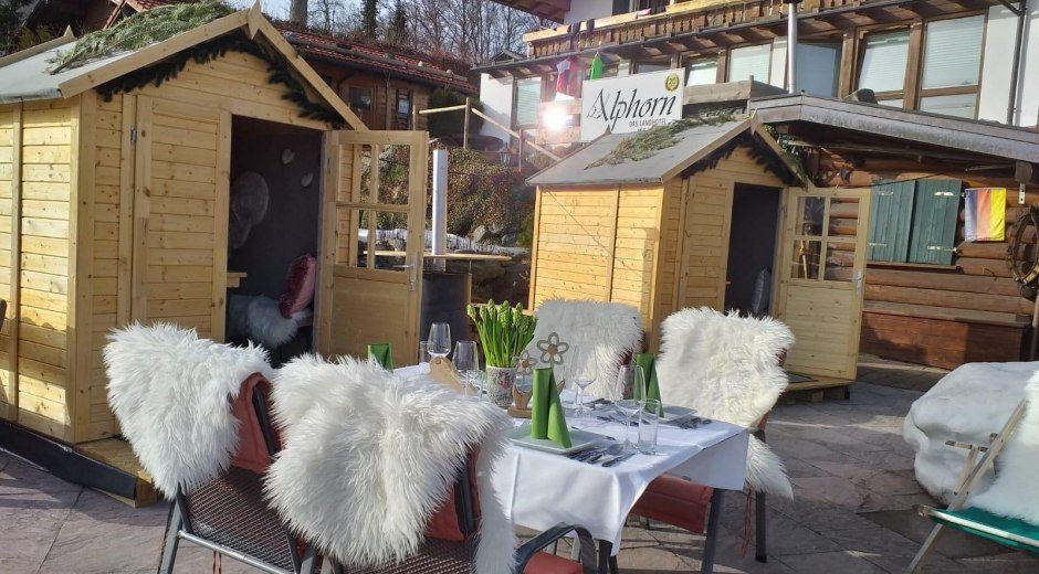 Terrasse mit Hütten © Landhotel Alphorn