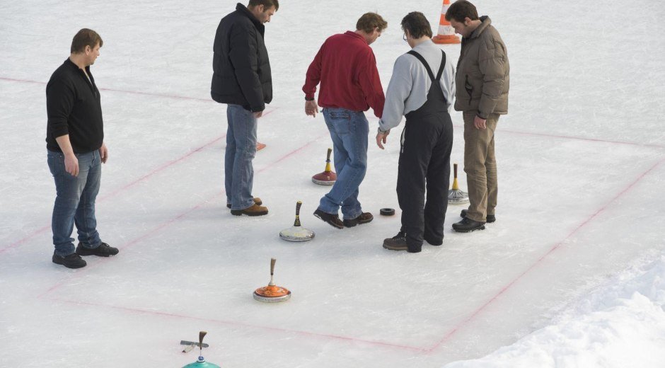 Eisstock-Turnier auf dem Eisplatz in Fischen © Tourismus Hörnerdörfer GmbH