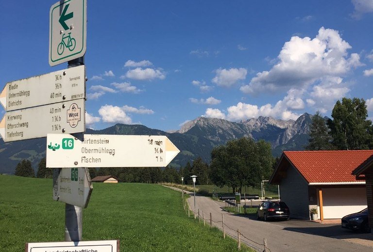 Wegweiser Richtung Hirtenstein / Obermühlegg © Tourismus Hörnerdörfer GmbH