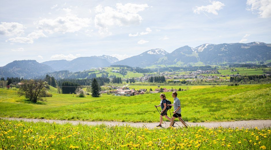 Im Frühling, wenn auf den Gipfeln noch Schnee liegt, sind die Wanderwege in Fischen im Allgäu schon perfekt zu begehen © Tourismus Hörnerdörfer, F. Kjer