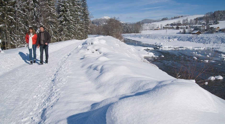 Winterwanderer an der Iller bei Fischen © Tourismus Hörnerdorfer, R. Retzlaff