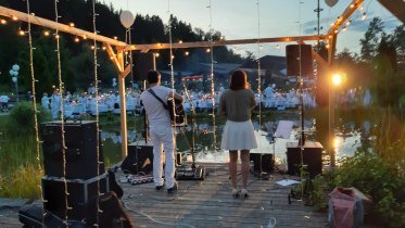 Frau singt und Mann spielt Gitarre auf einer Bühne im Oberstaufen PARK im Allgäu. © Oberstaufen Tourismus GmbH