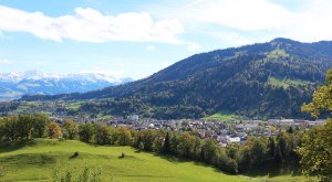 Blick auf Immenstadt von oben, Aussichtspunkt Grählweg, Mittag im Hintergrund © Alpsee Immenstadt Tourismus GmbH