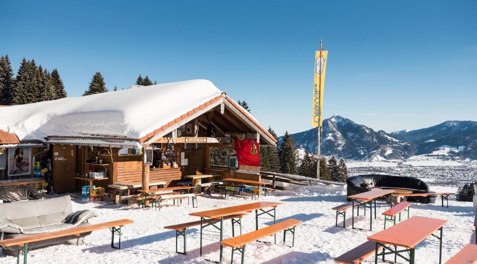 Urige Hütte mit Sofas - Hochbichl © Tourismus Hörnerdörfer, F. Kjer