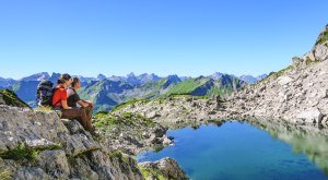 Traumaussichten beim Wandern in den Allgäuer Alpen. Pause mit Blick auf das Panorama der Alpenkette © Alexander Rochau