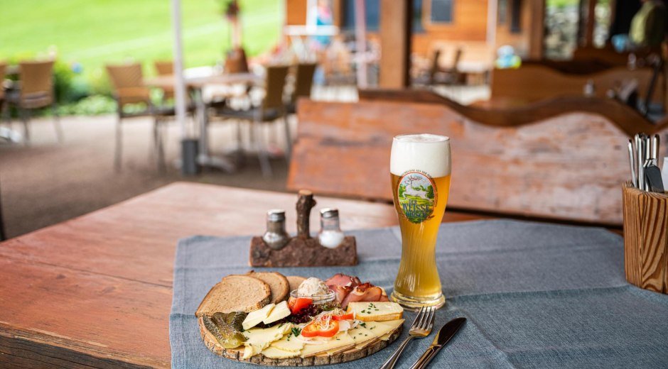 Brotzeit auf der Wurzelhütte in Ofterschwang © Tourismus Hörnerdörfer GmbH