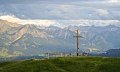 Ofterschwanger Horn Gipfelkreuz mit Blick auf den Allgäuer Hauptkamm © Tourismus Hörnerdörfer, M. Redecker