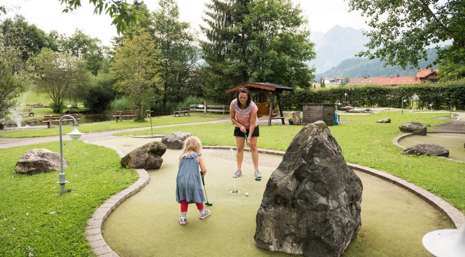 Spaßiges Minigolf spielen in Obermaiselstein © Tourismus Hörnerdörfer, F. Kjer