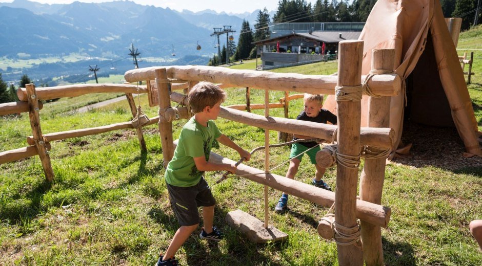 Steinzeitbohrer im Steinzeitdorf Bolsterlang © Tourismus Hörnerdörfer, F. Kjer