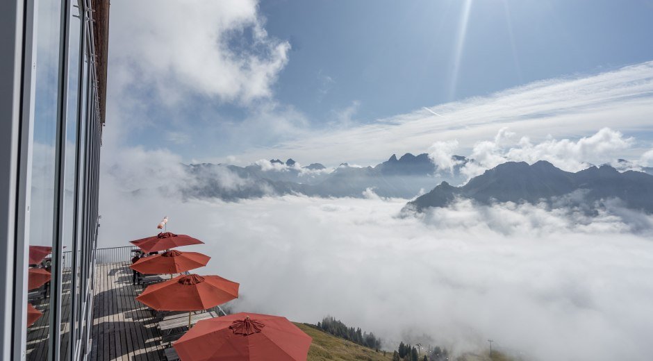 Bergaussicht über der Terrasse