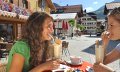 Freundinnen trinken einen Eiscafé © Bad Hindelang Tourismus