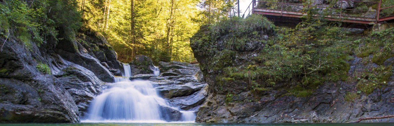 Romantischer Wasserfall eines Baches in einer allgäuer Klamm © Dominic Ultes