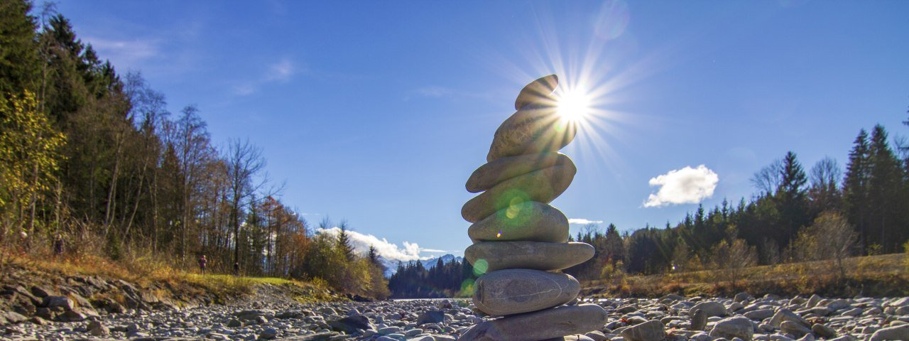 Steinmännle am Rand eines Flusses im Oberallgäu © Dominic Ultes