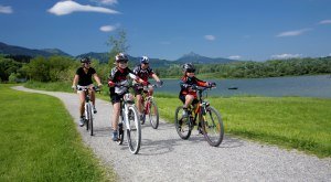 Familie auf Radtour am Grüntensee in Wertach © Touristinfo Wertach/Peter Ehme