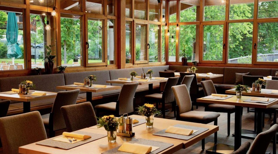 Helles, modernes Restaurant im Resort Fiskina © M. Felder