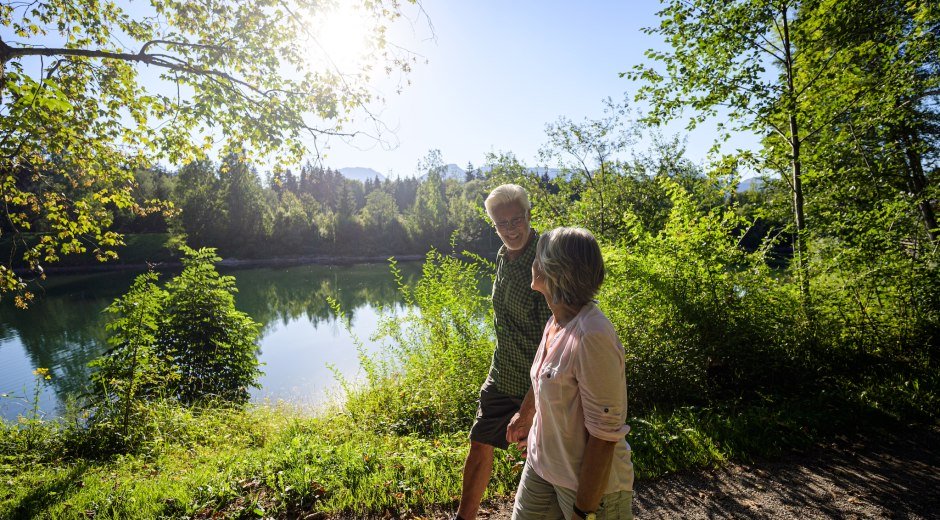 Ebene Wege, die für Menschen jeden Alters zu begehen sind, führen rund im das Allgäuer Hörnerdorf Fischen © Tourismus Hörnerdörfer, F. Kjer