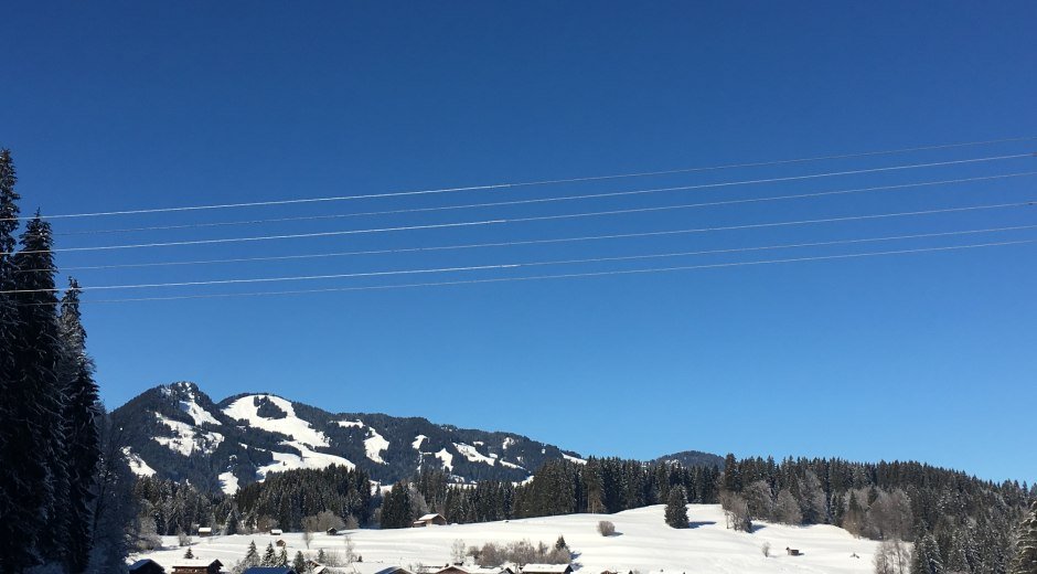Verschneite Winterlandschaft mit Loipe