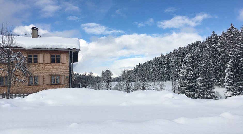Verschneiter Bauernhof bei Bolsterlang © Tourismus Hörnerdörfer, S. Salzberger