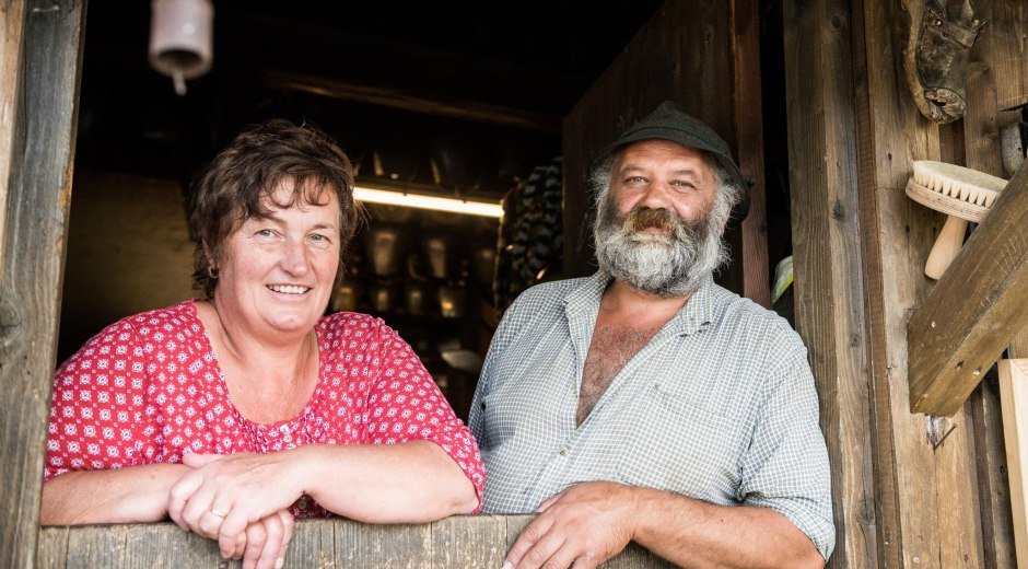 Alpsenn Bernhard und Anneliese Hartl auf der Alpe © Tourismus Hörnerdörfer, F. Kjer