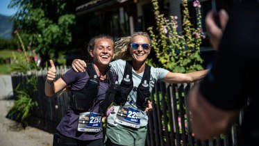 Zwei sportliche Teilnehmerinnen laufen freudestrahlend den Marathon. © Dominik Berchtold