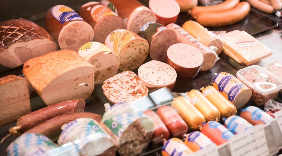 Große Auswahl an Wurstwaren im Bauernmarkt © Tourismus Hörnerdörfer, F. Kjer