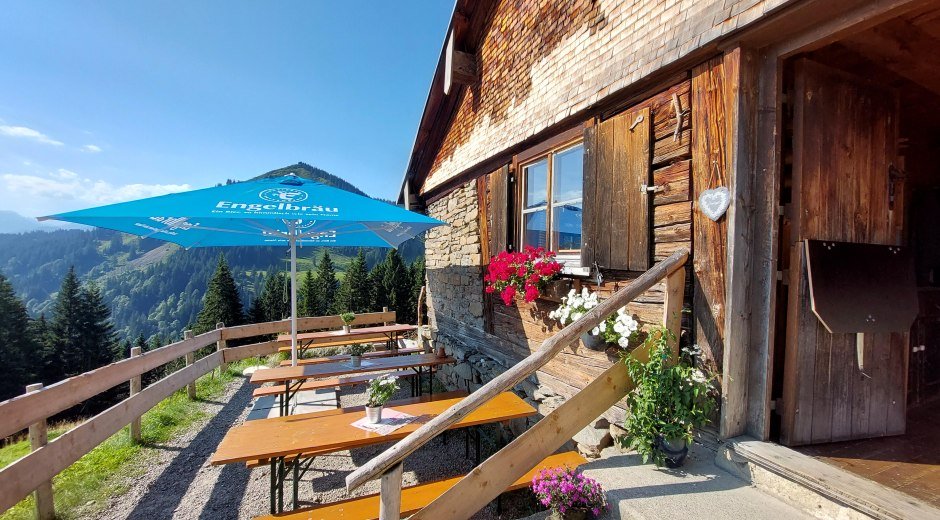 Auf der Terrasse schmeckt die Alläuer Brotzeit © Tourismus Hörnerdörfer, Alpe Hinteregg - Abrell