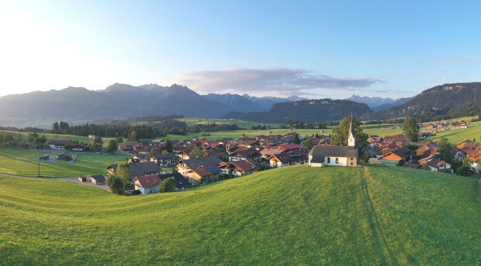 Aussicht auf Bolsterlang im Allgäu im Sommer © Tourismus Hörnerdörfer, Tanner Werbung