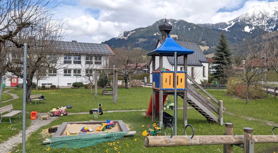 Wippe auf dem Spielplatz in Fischen-Langenwang © Tourismus Hörnerdörfer GmbH