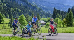 Radfahrer unterwegs auf einer Tour im Rohrmoos im Oberallgäu © Alexander Rochau