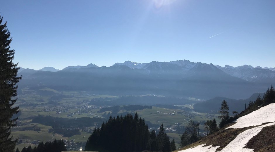 Wunderschöne Aussicht auf die umliegenden Dörfer und die Berge