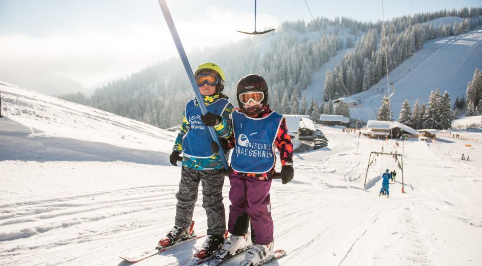 Kinder am Schlepplift Skischule Grasgehren © Tourismus Hörnerdörfer, F. Kjer