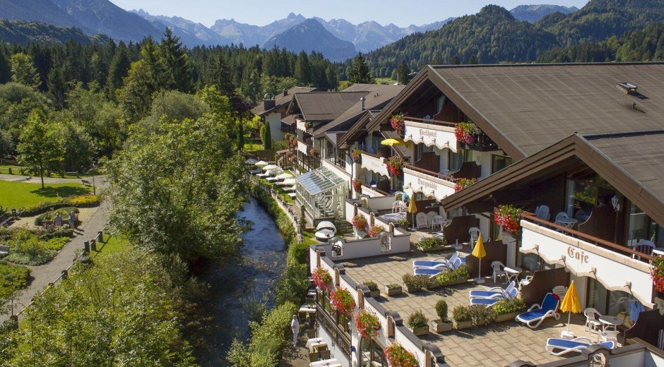 Die Burgmühle liegt direkt am Kurpark Fischen © Parkhotel Burgmühle