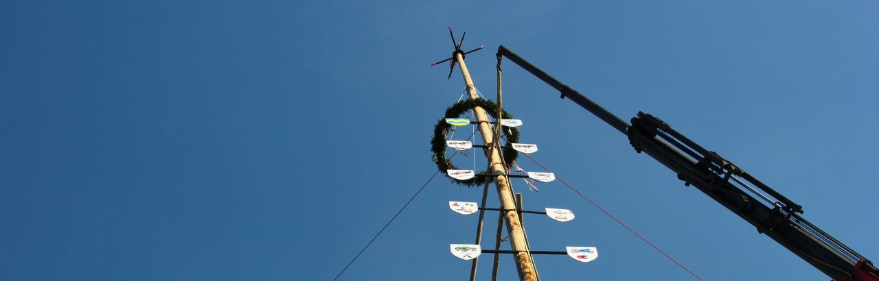 Maibaum wird mit Kran aufgestellt © NB