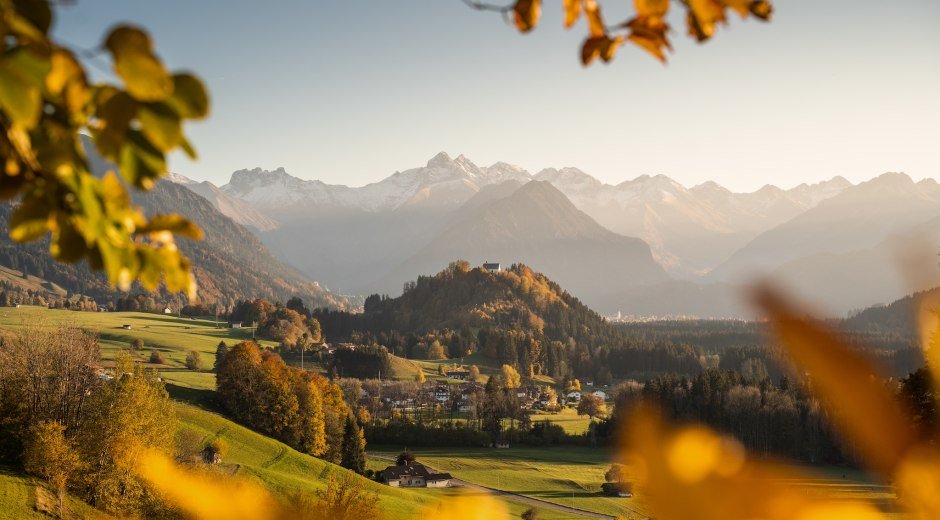 Traumhafter Aussichtspunkt am Malerwinkel auf die Schöllanger Burgkirche und den Allgäu Hauptkamm. © Tourismus Hörnerdörfer, E. Karaman