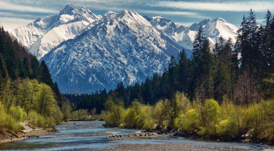 Iller am südlichen Ende des Auwaldsees mit Blick auf den Allgäuer Hauptkamm