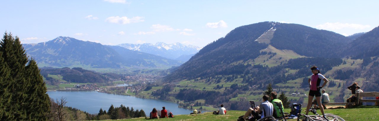 Radler und Wanderer mit Blick auf den Alpsee © Tourismusbüro Missen-Wilhams