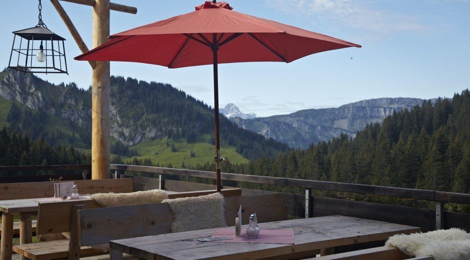 Terrasse mit Blick aufs Riedbergerhorn © Berghütte Grasgehren