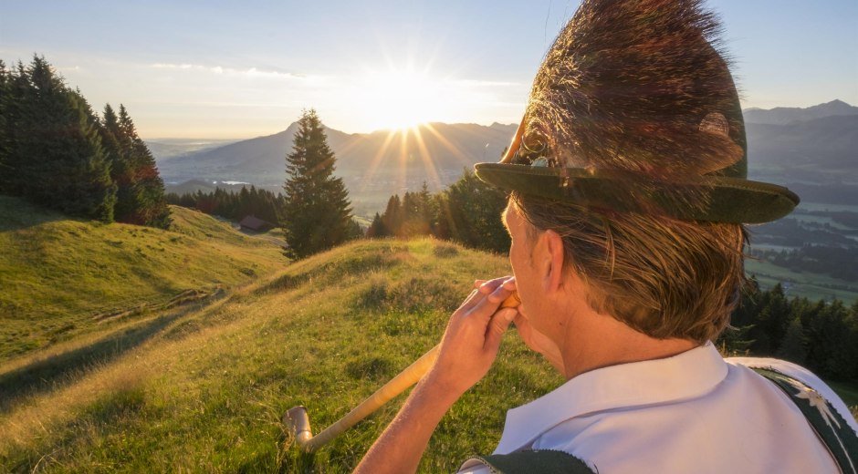Alphornspieler zum Sonnenaufgang am Ofterschwanger © Tourismus Hörnerdörfer