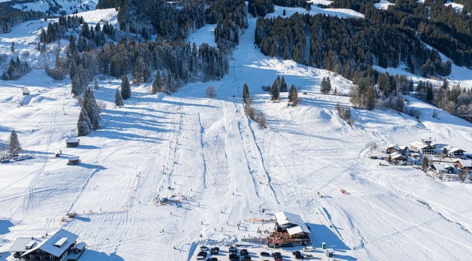 Parkplatz am Dorflift Bolsterlang © Tourismus Hörnerdörfer GmbH