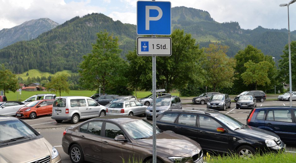 Dieser Parkplatz ist das ganze Jahr für alle Gäste und Tagesbesucher kostenfrei! Einfach euer Auto kostenlos parken und mit dem Bus weiter ins Wandergebiet fahren. © Bad Hindelang Tourismus/Wolfgang B. Kleiner