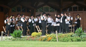 besondere Musiker in besonderem Häs © Tourismus Hörnerdörfer