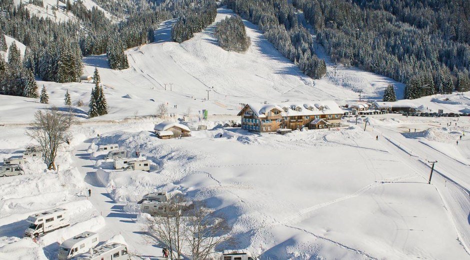 Der Wohnmobilstellplatz im Winter in Balderschwang © Schwabenhof