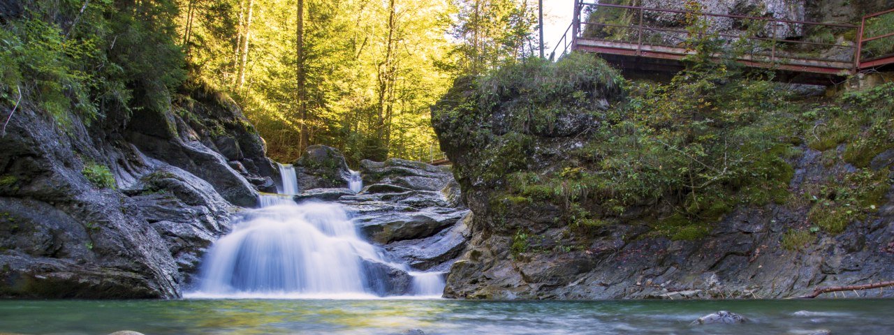 Romantischer Wasserfall eines Baches in einer allgäuer Klamm © Dominic Ultes