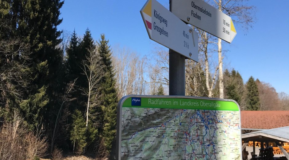 Wegweiser Richtung Sonderdorf und Bolsterlang © Tourismus Hörnerdörfer, L. Renn