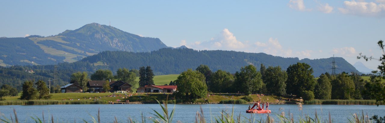 Badespaß am Sulzberger See mit Blick auf den Grünten © Markt Sulzberg