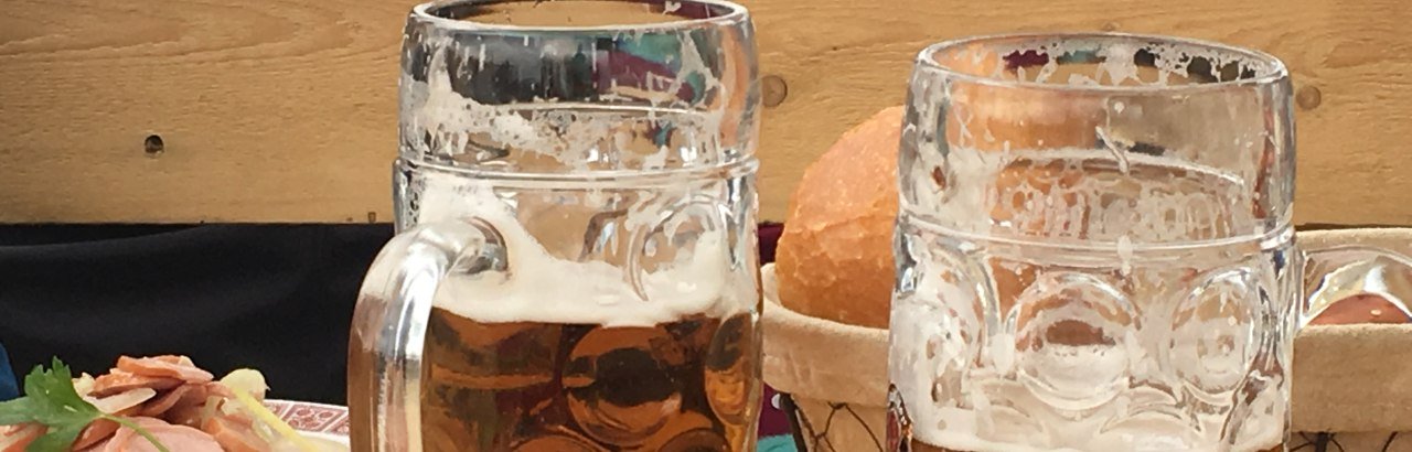Bierkrüge und Wurstsalat