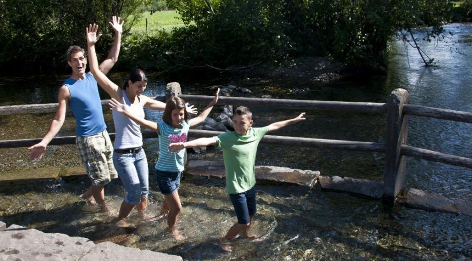 Wassertreten im kühlen Grundbach in Fischen
