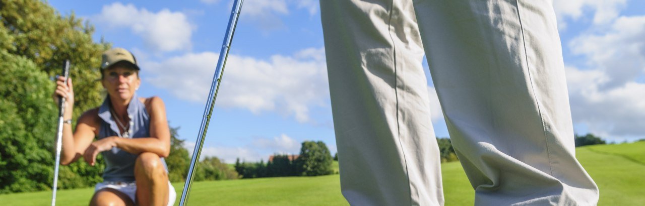 Golfspielen im Oberallgäu. Putten mit Beobachtung © Alexander Rochau